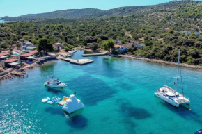 Beach house Lady - resort & tavern BAIN, free transport, pool, Island of Žut - Kornati